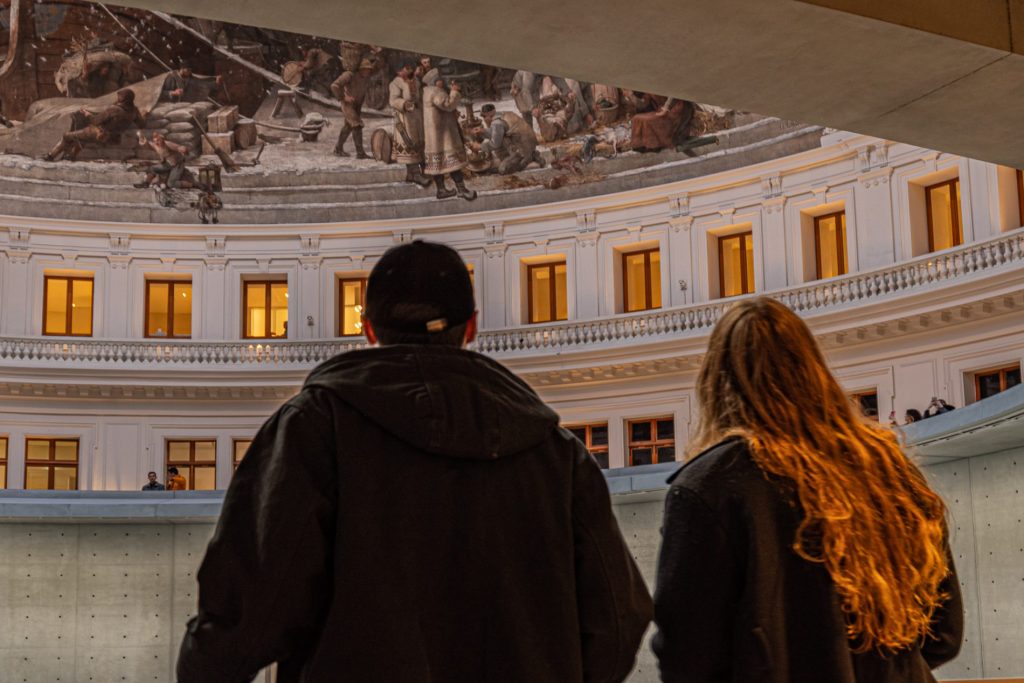 Alla scoperta di Parigi e dell'arte contemporanea 4 giovani visitatori al museo Borsa del Commercio di Parigi