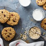 Biscotti con fiocchi di avena: leggeri e sazianti per colazione e merenda 1 su base grigia, tanti biscotti con fiocchi d'avena sparsi