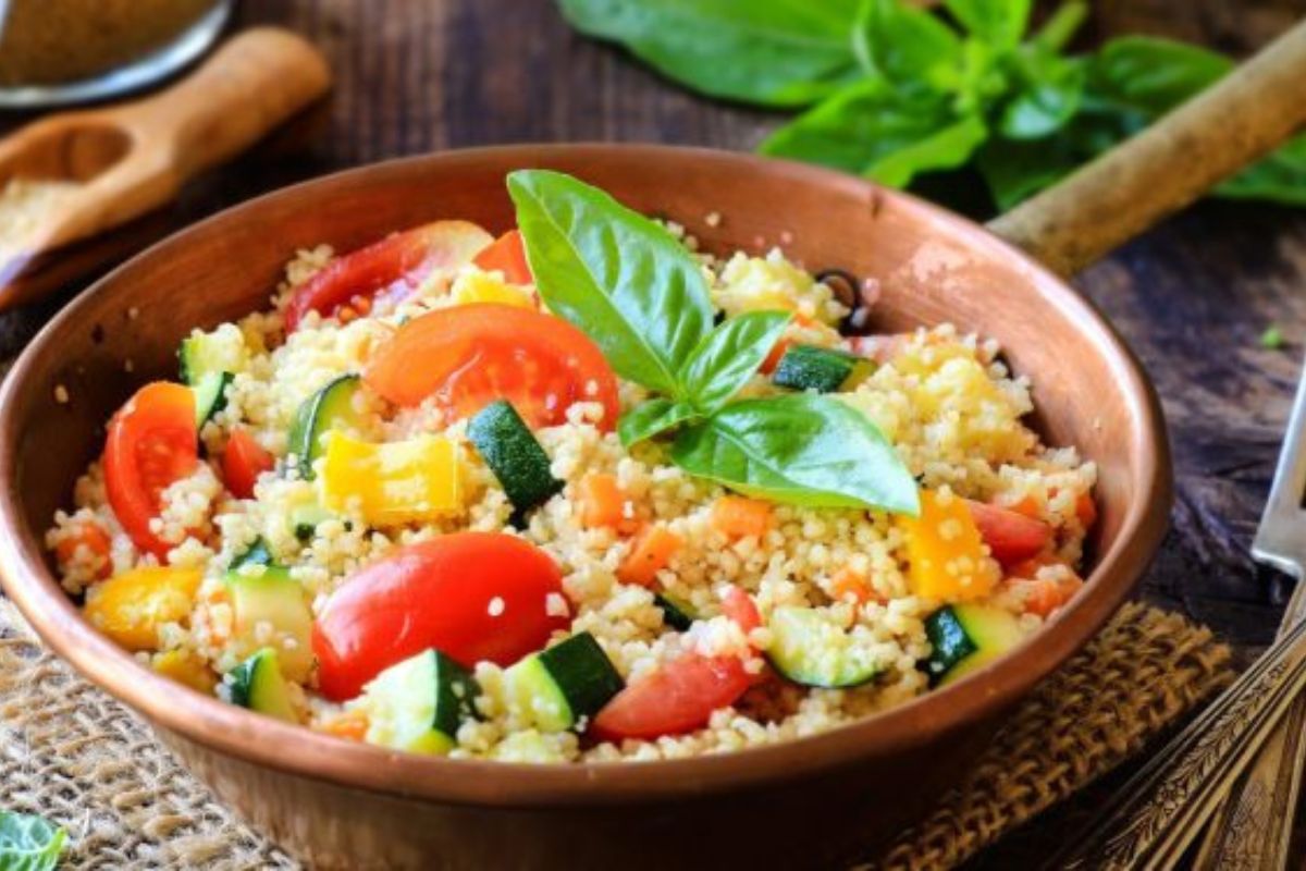 Le migliori ricette vegetariane: idee facili e gustose 5 una padella con cous cous con zucchine e pomodori e foglie di basilico: ingredienti per preparare ricette vegetariane