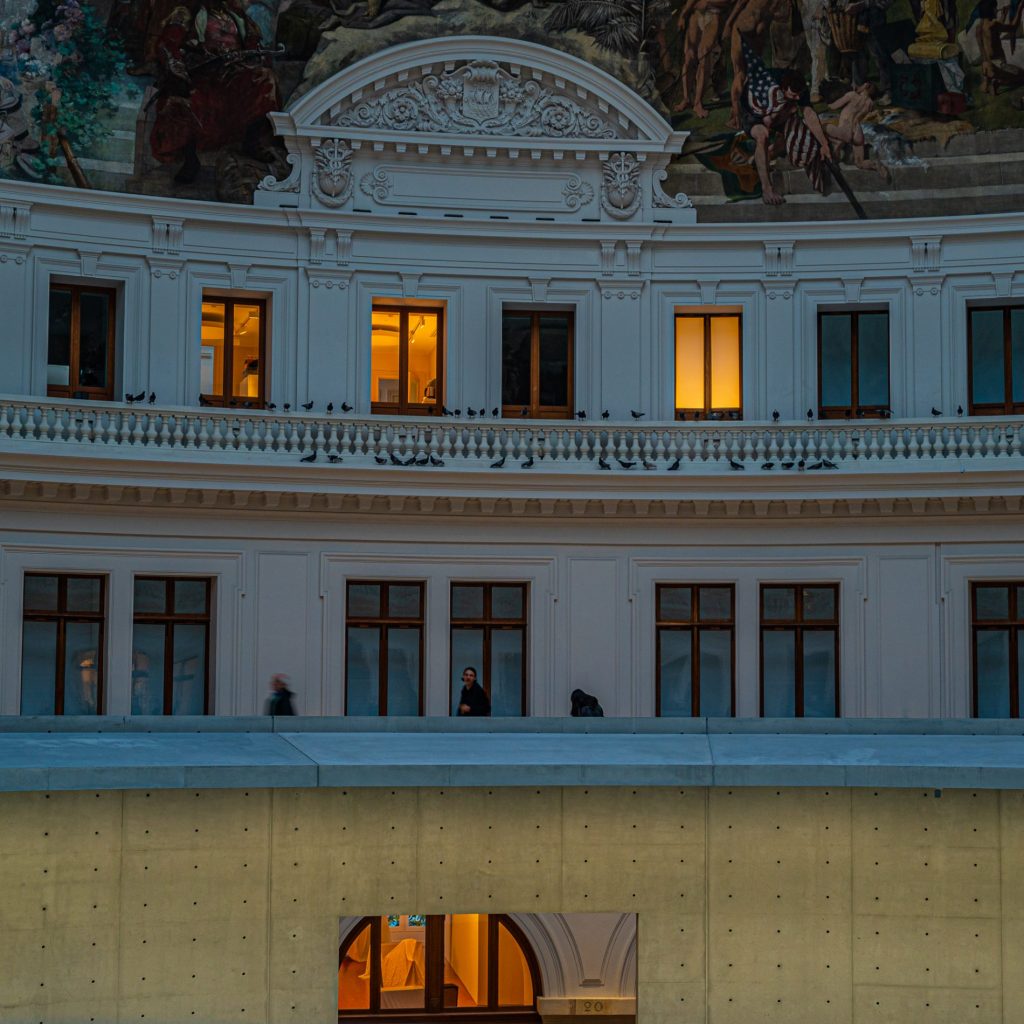 Alla scoperta di Parigi e dell'arte contemporanea 6 I piccioni di Cattelan alla Borsa del Commercio