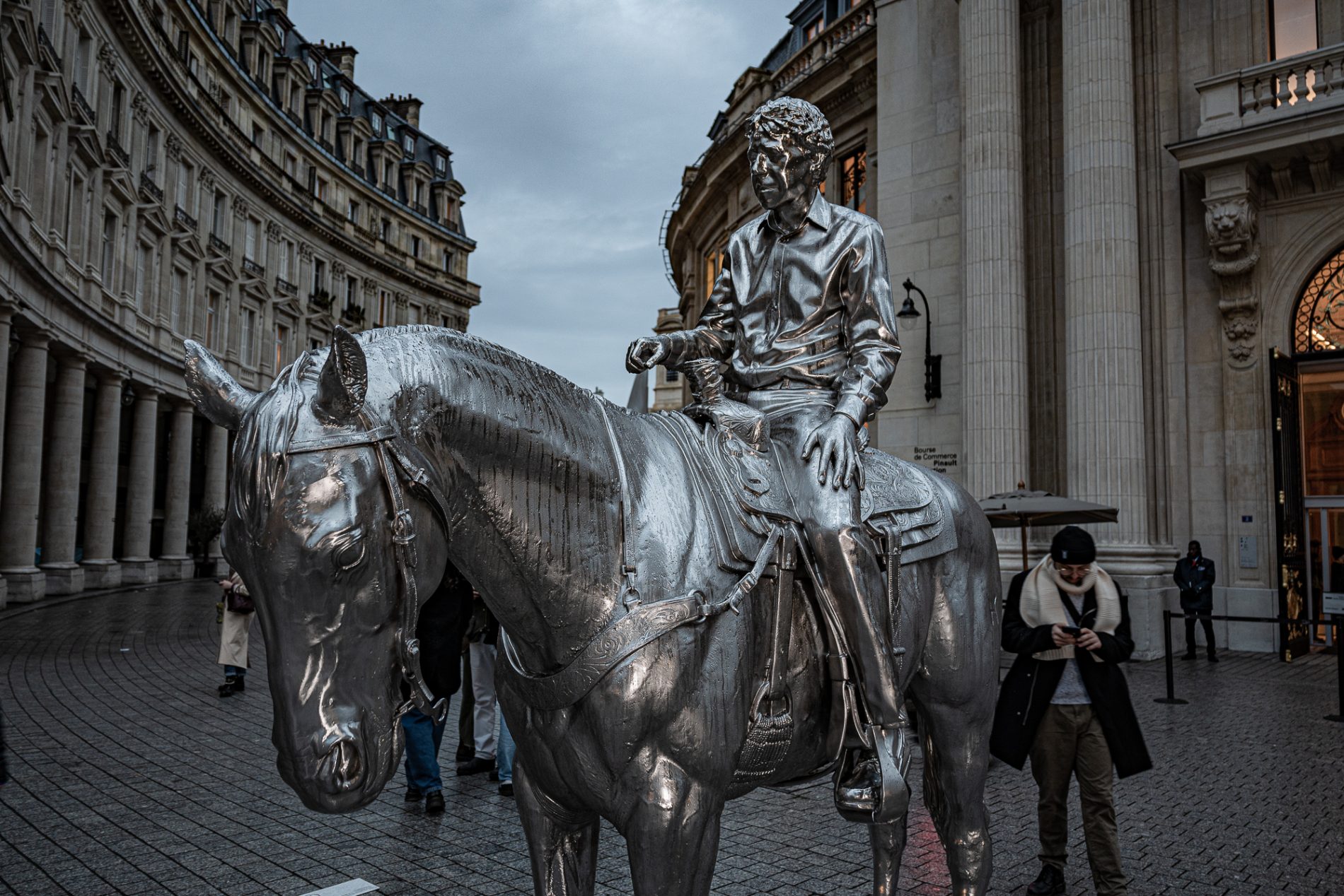 Alla scoperta di Parigi e dell'arte contemporanea 2 il Cavaliere allesterno del museo 1