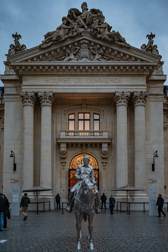 Alla scoperta di Parigi e dell'arte contemporanea 7 cavaliere d'argento davanti alla Borsa del Commercio di Parigi