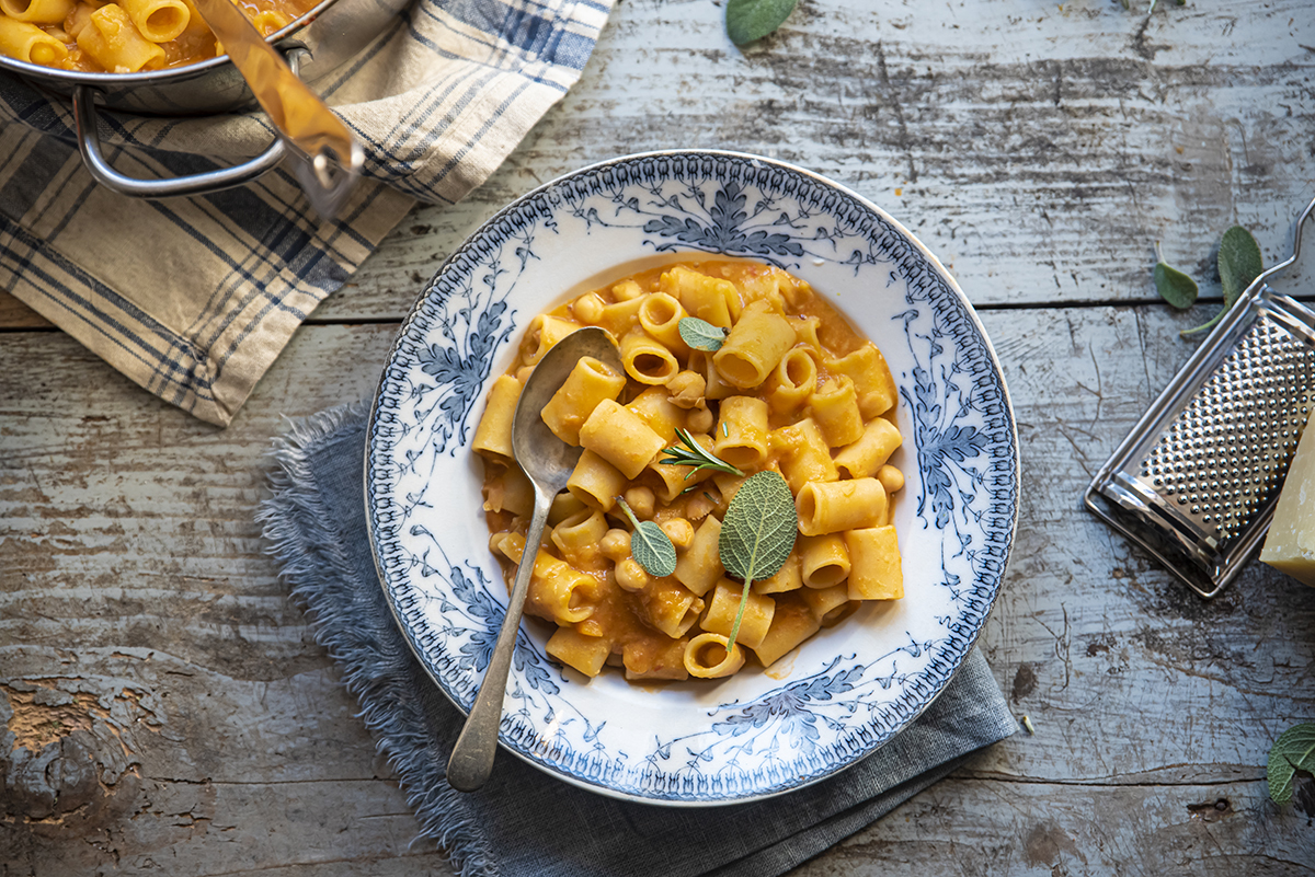 Le migliori ricette vegetariane: idee facili e gustose 2 una scodella con pasta e ceci su una tavola di legno
