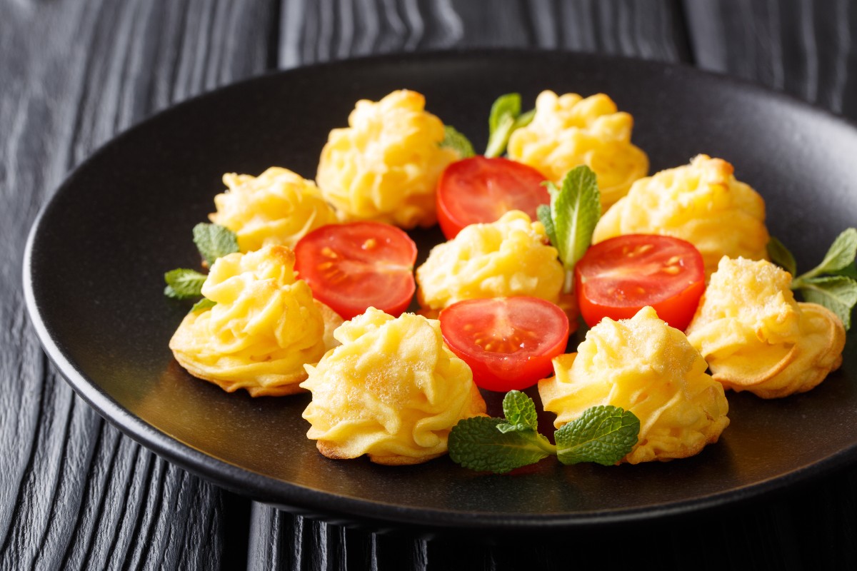 Le migliori ricette vegetariane: idee facili e gustose 10 una piatto con patate duchessa e pomodori e foglie di mentuccia