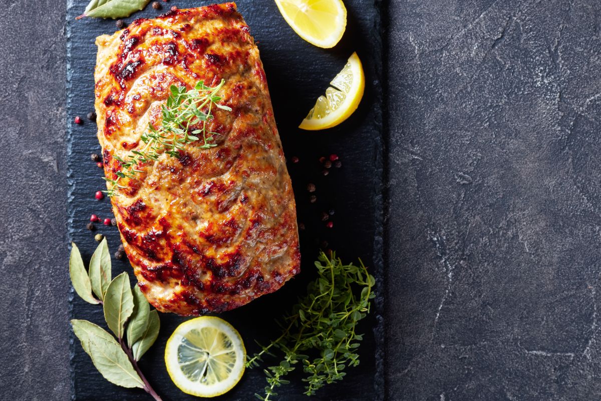 Le migliori ricette vegetariane: idee facili e gustose 17 un polpettone di melanzane su piatto di portata