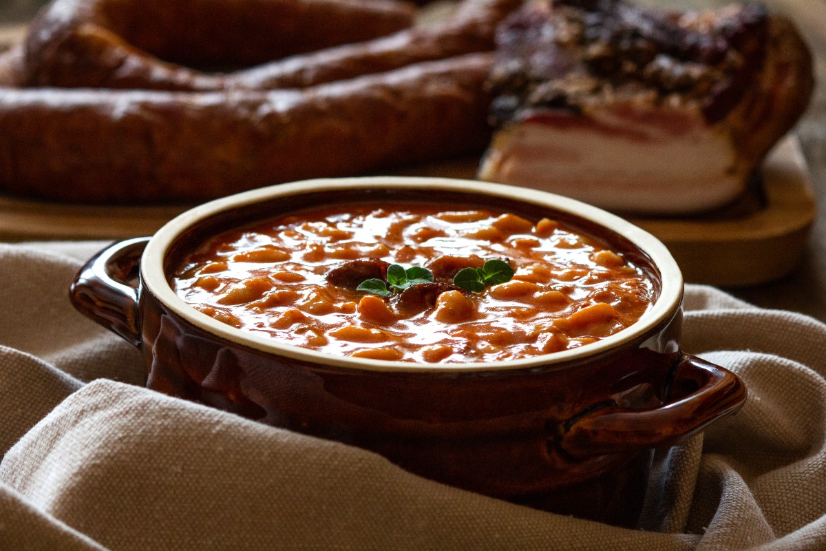 Le migliori ricette vegetariane: idee facili e gustose 12 ciotola con zuppa di fagioli e insaccati sul fondo