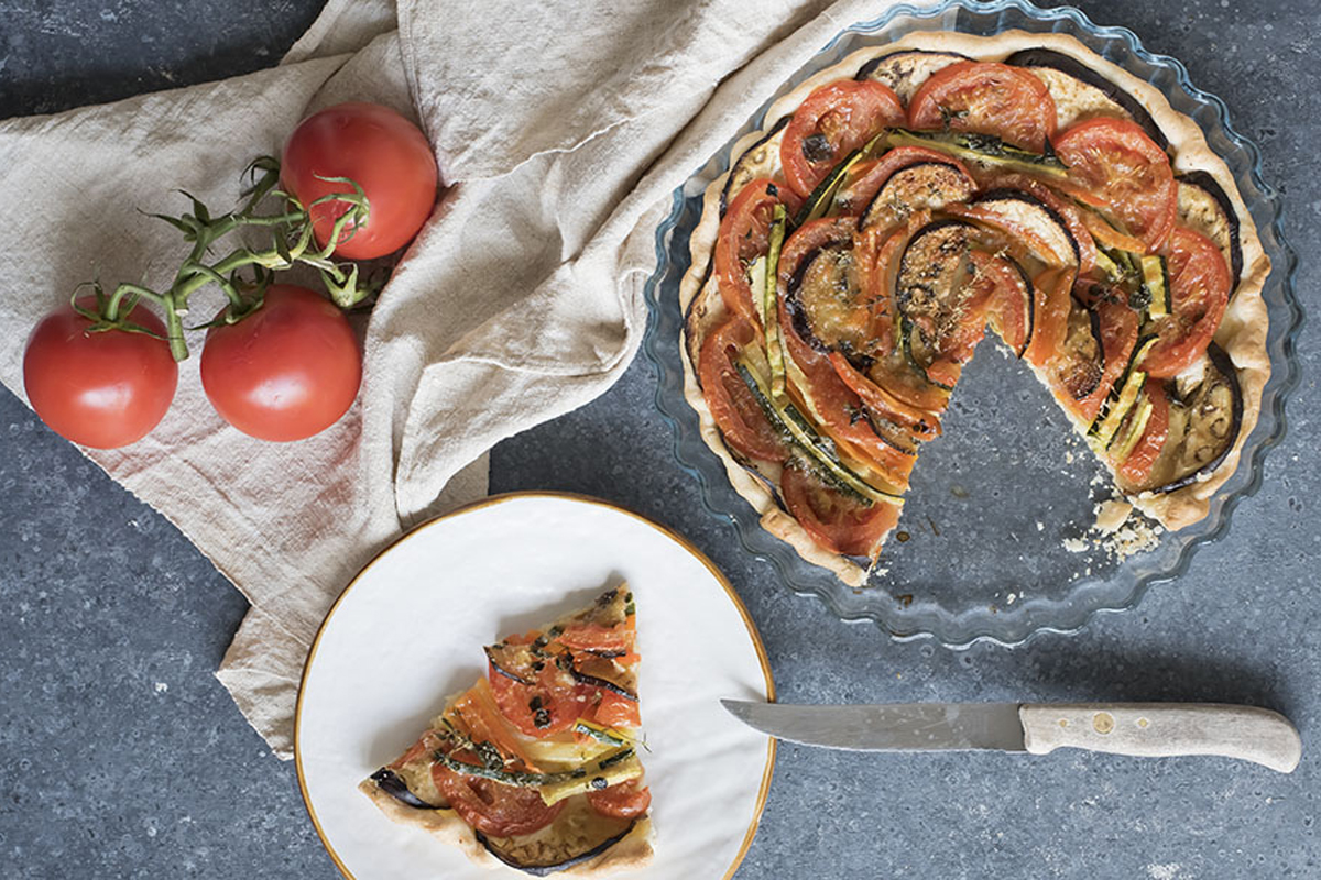 Le migliori ricette vegetariane: idee facili e gustose 8 una porzione tagliata di torta salata di verdure