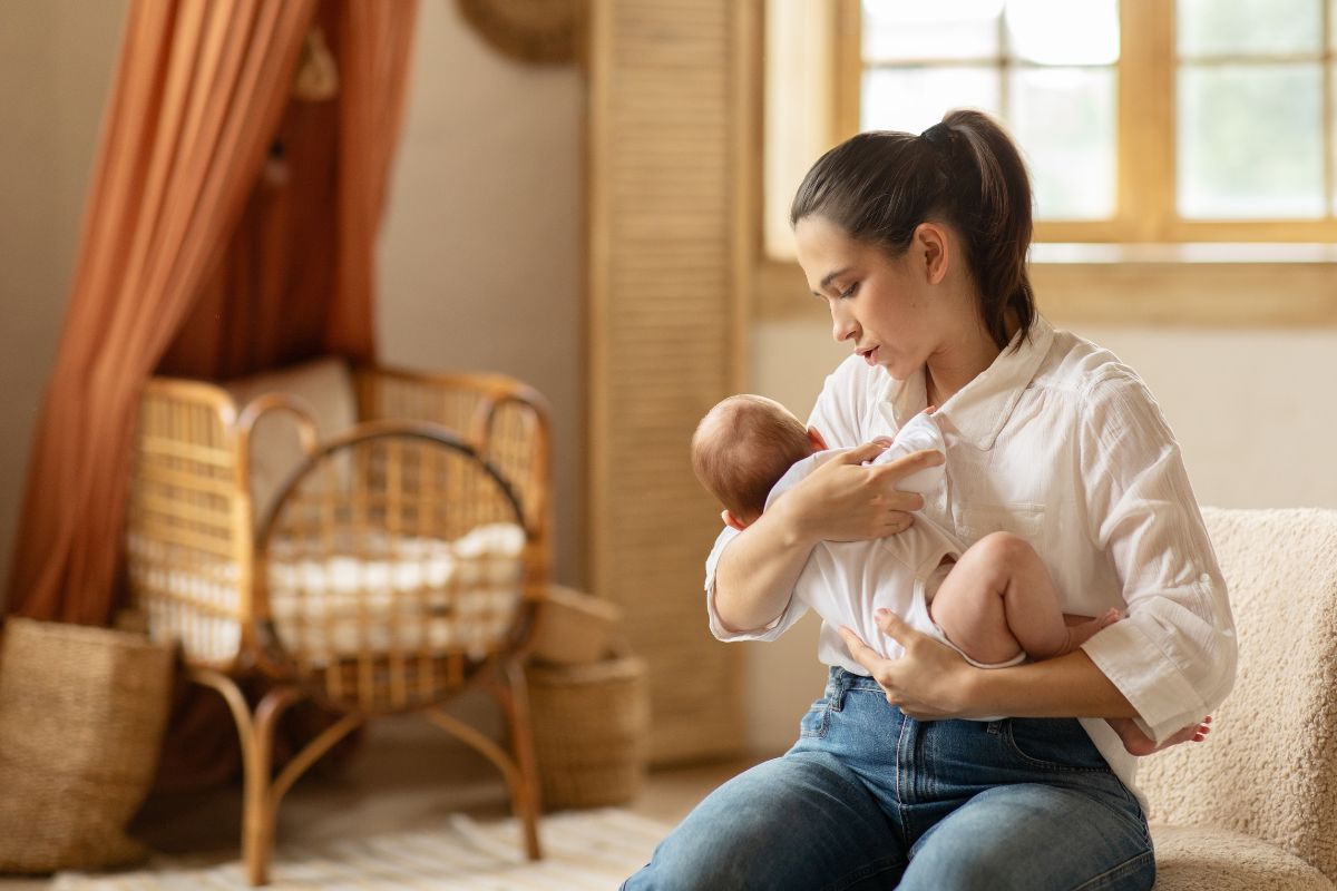 Stitichezza nel neonato: cosa fare se non riesce a fare la cacca 1 Una mamma che tiene in braccio il suo neonato