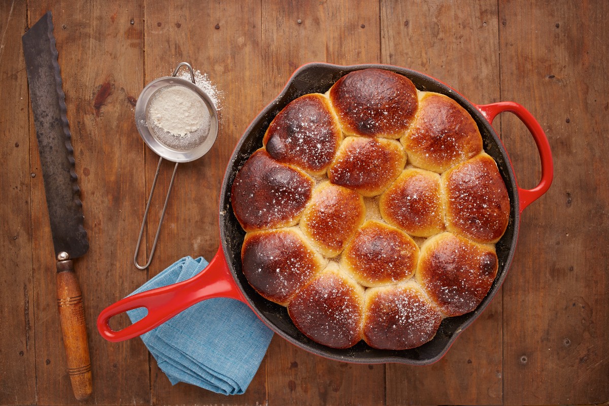 Pane fatto in casa: ricette genuine e semplici da provare 8 una teglia con un pan brioche, un colino con la farina e un coltello seghettato