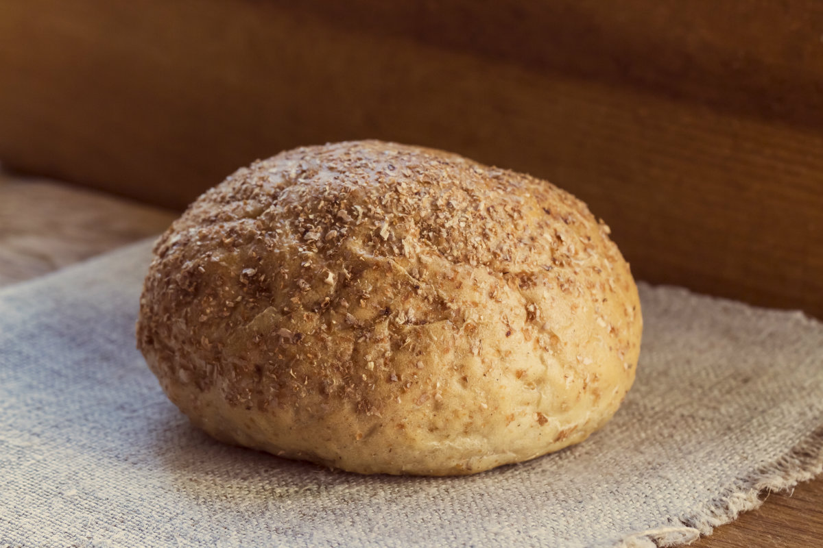 Pane fatto in casa: ricette genuine e semplici da provare 26 una pagnotta al centro di una tovaglietta