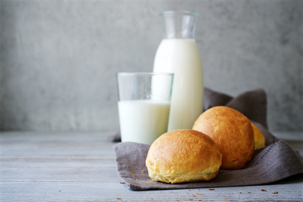 Pane fatto in casa: ricette genuine e semplici da provare 10 due panini al latte, un bicchiere di latte e una brocca con del latte fresco