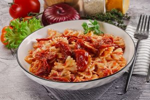 Pasta con pomodori secchi: un primo piatto veloce e saporito