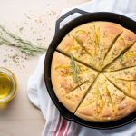 Focaccia in padella: la ricetta pronta in 15 minuti 1 focaccia in padella