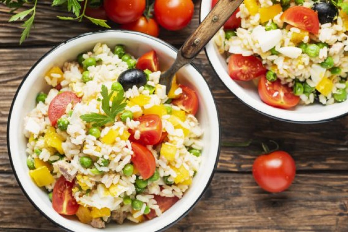 Riso freddo: le migliori ricette 3 due ciotole bianche ripiene di insalata di riso