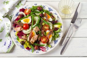 Insalata nizzarda: la ricetta completa con tonno, uova e verdure