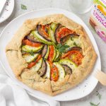 Torta salata con ratatouille: una ricetta gustosa e facile da preparare 2 Su sfondo bianco piatto bianco con torta salata con ratatouille e accanto la confezione delle crusca d'avena di Céréal