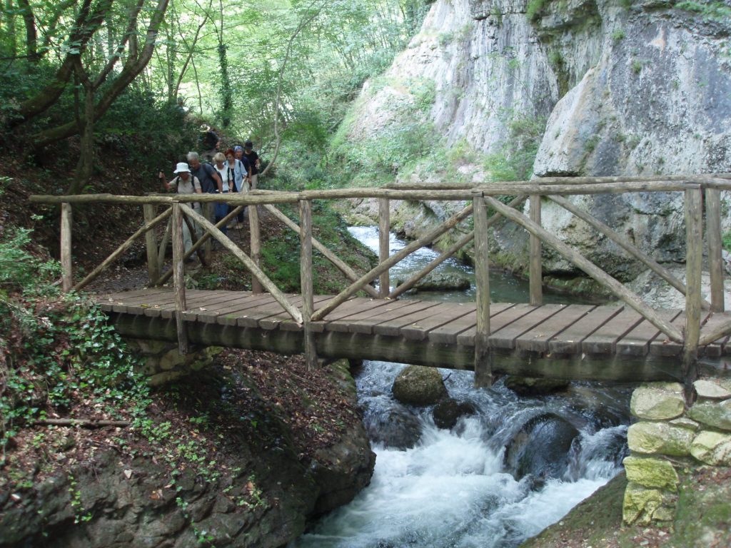 “Abruzzo Welcome”: l’iniziativa che offre esperienze outdoor ecosostenibili alla scoperta dell’Abruzzo 4 Ponticello fiume Orfento