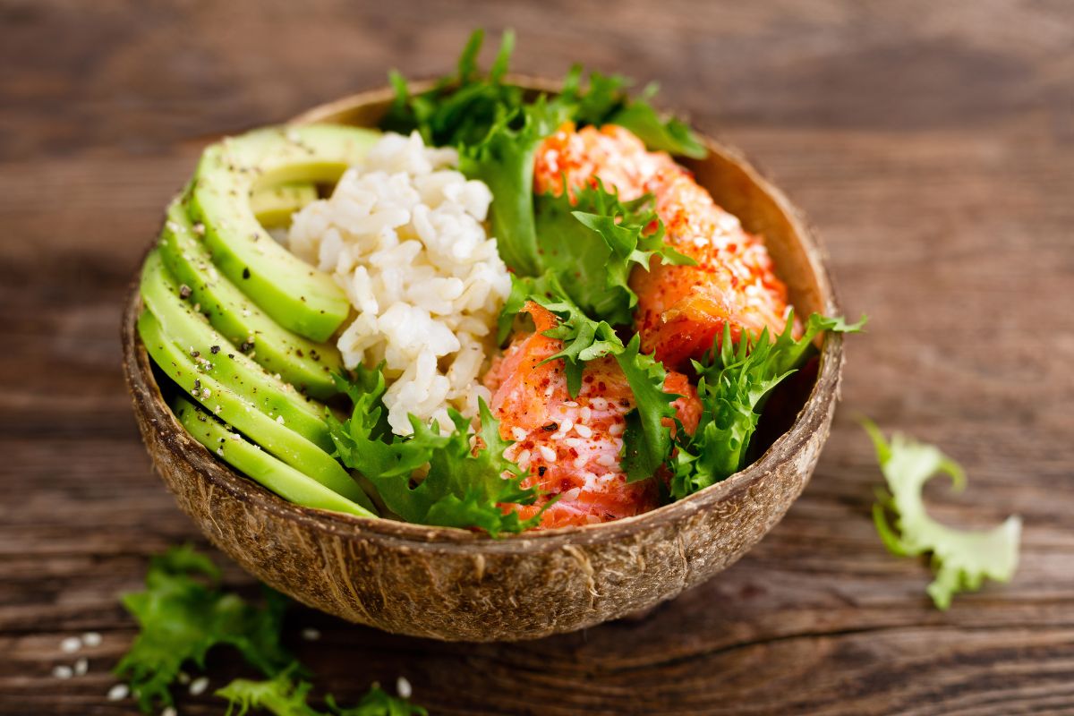 Il riso fa ingrassare? Scopri la verità su questo alimento 1 Una ciotola con una poke a base di riso, avocado e salmone