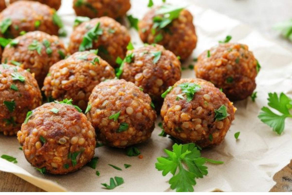 Polpette vegetariane: le migliori ricette leggere e gustose 17 tante polpette di lenticchie e foglie di prezzemolo