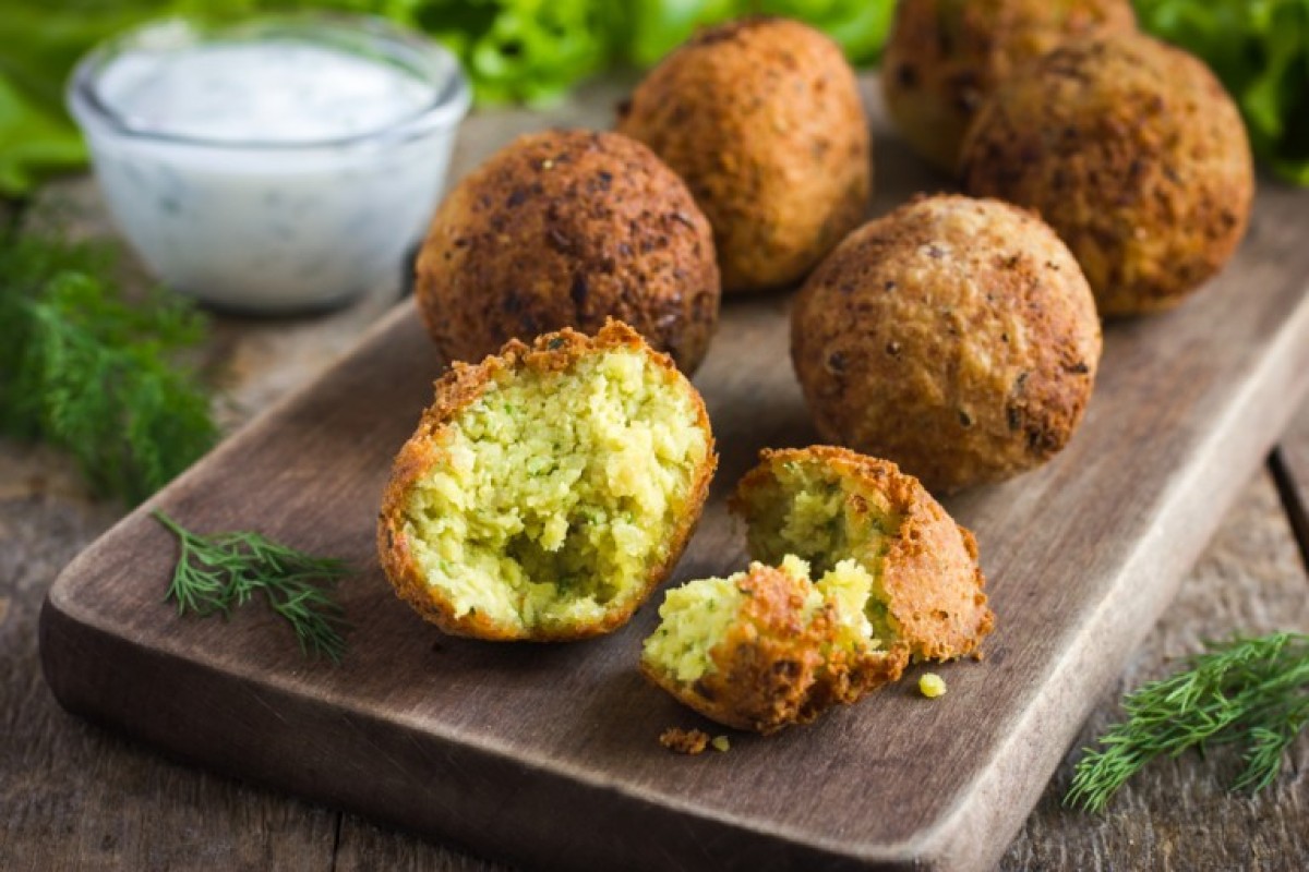 Ricette con verdure: facili, veloci e perfette per ogni stagione 3 vassoio con polpette vegetariane di fagioli e bulgur e ciotola di yogurt