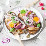 Smorrebrod: la ricetta del delizioso panino aperto 4 piatto bianco con due smorrebrod, panini aperti danesi farciti