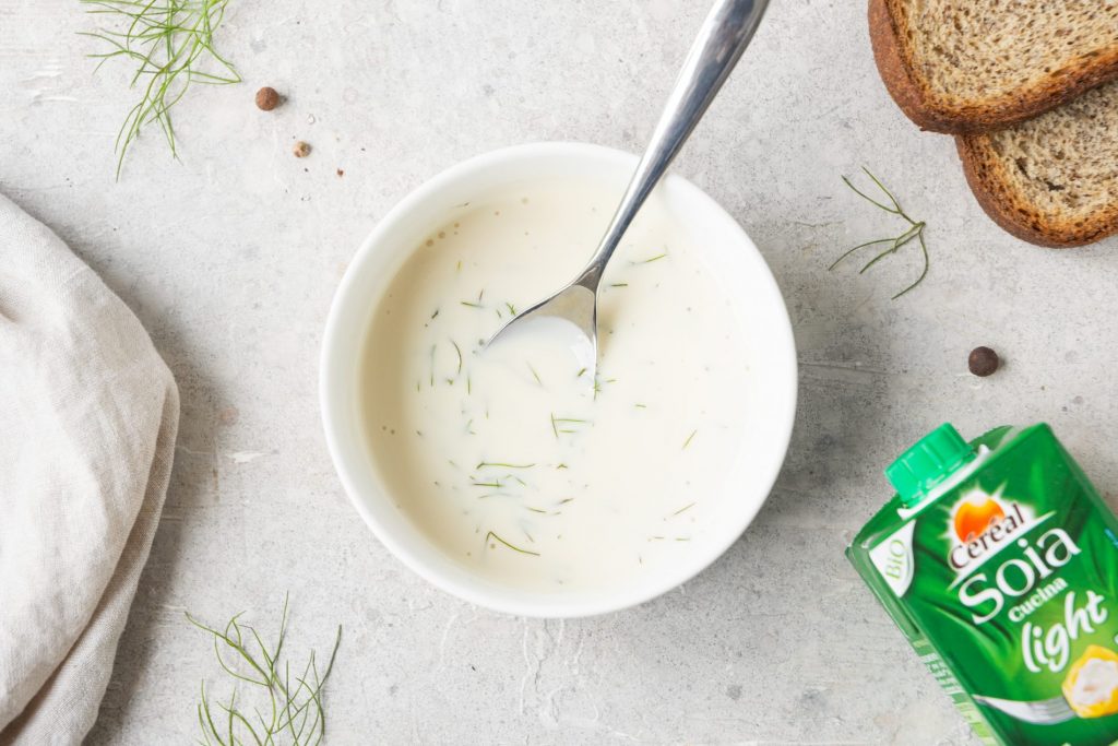 Smorrebrod: la ricetta del delizioso panino aperto 7 ciotola con liquido bianco e erbe