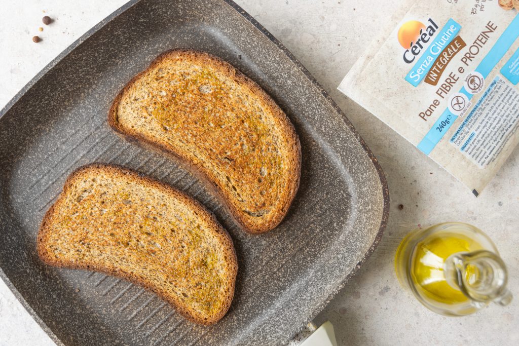 Smorrebrod: la ricetta del delizioso panino aperto 8 piastra con due fette di pane tostate e una bottiglia di olio