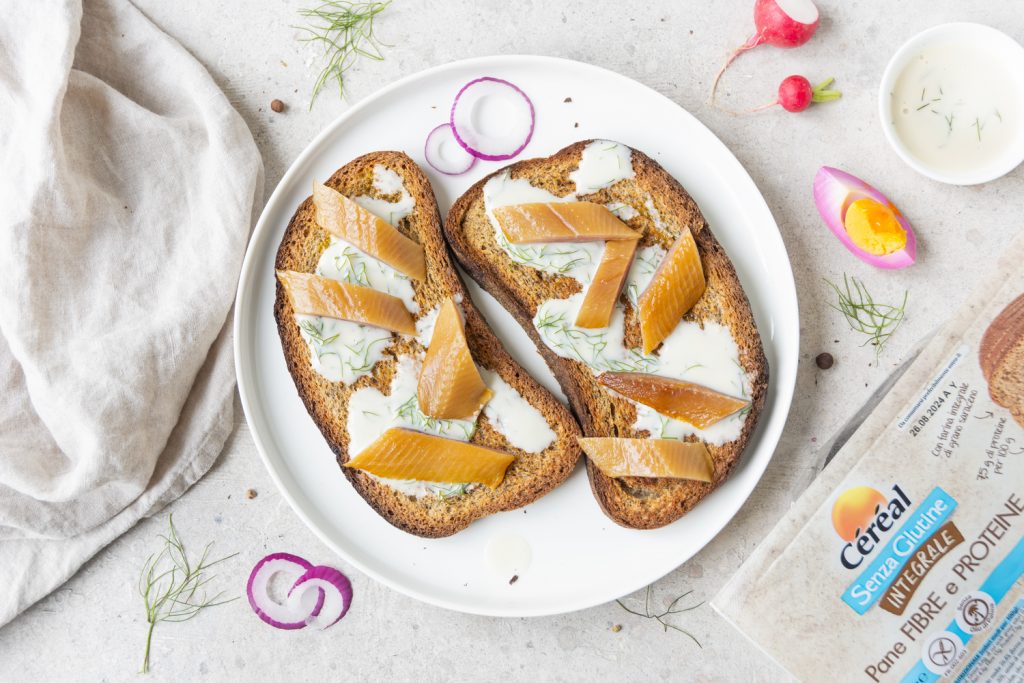 Smorrebrod: la ricetta del delizioso panino aperto 9 piatto con due fette di panino danese aperto