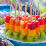 Come fare gli spiedini di frutta mista 1 tavola con buffet piena di frutta e colorati spiedini di frutta estiva con kiwi, melone e anguria