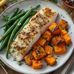 Pesce spada al forno: un secondo piatto sano e gustoso 1 piatto con trancio di pesce spada, carote e fagiolini