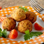 Polpette di pesce spada: un secondo piatto di pesce facile da preparare 1 piatto colorato con polpette di pesce spada, pomodorini e prezzemolo