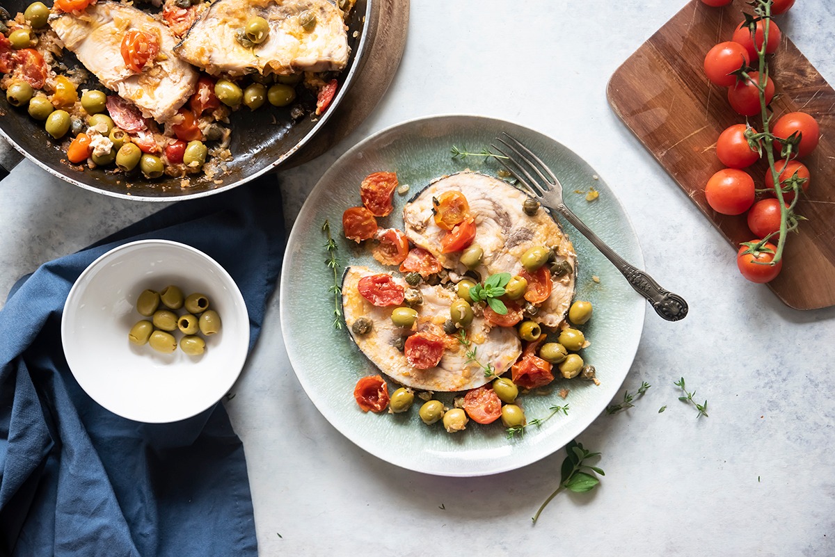 Ricette di pesce: antipasti, primi e secondi, tante idee veloci e gustose 34 piatto tondo con trancio di pesce spada e verdure