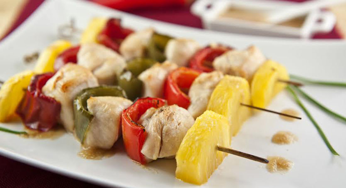 Le migliori ricette di spiedini di carne, di verdura e di pesce 7 spiedini di pollo ananas peperoni