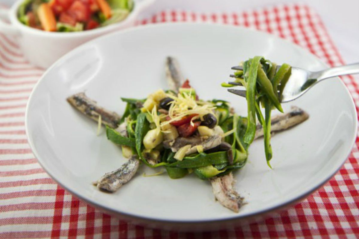 Ricette con alici: 12 idee semplici e ricche di sapore 6 scodella bianca con spaghetti di zucchine e filetti di alici, forchetta