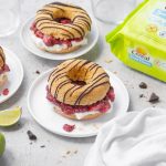 Ciambella senza glutine con fichi e ricotta: un dolce sano per tutti! 1 tre piattini bianchi con tre ciambelle sandwich, limone, e una confezione di ciambelle senza glutine Cereal