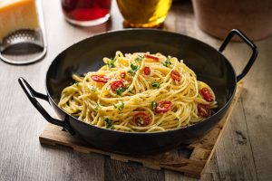 Spaghetti aglio olio e peperoncino: un primo piatto salva cena
