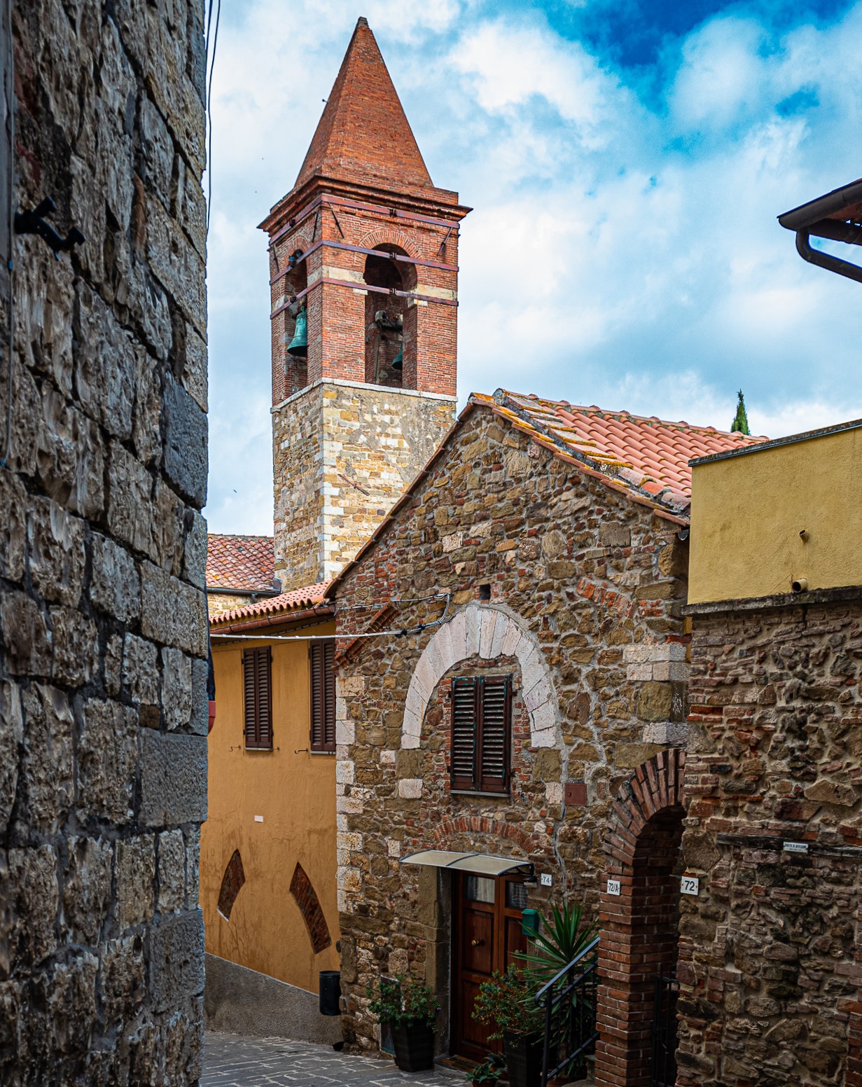 Alla scoperta di Scarlino: fra ricordi garibaldini e tesori scoperti per caso 1 Immagini del borgo di Scarlino.