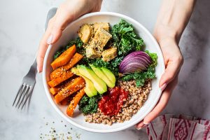 Dieta per colesterolo alto (LDL): cosa mangiare, alimenti da evitare e men&ugrave; settimanale