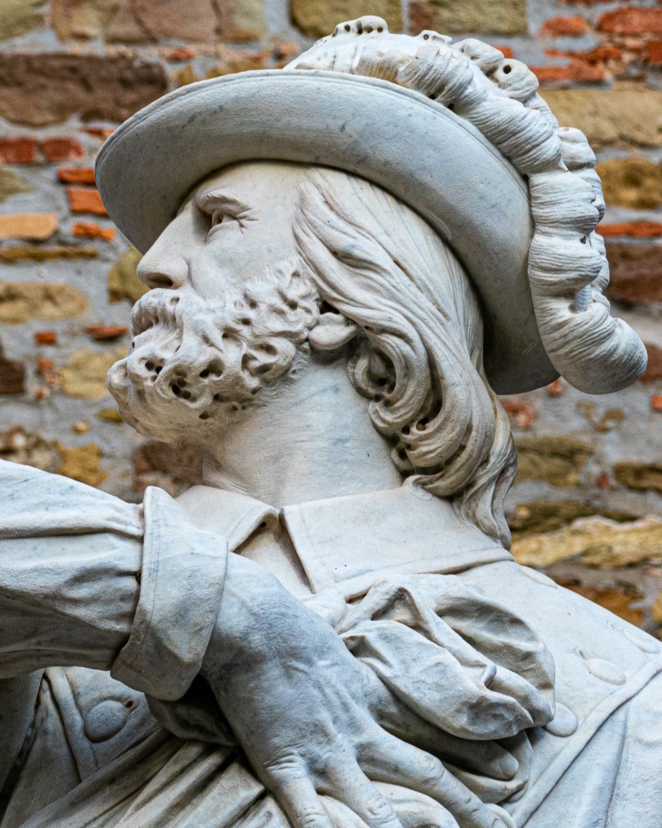 Alla scoperta di Scarlino: fra ricordi garibaldini e tesori scoperti per caso 8 Statua del MAPS che ritrae un uomo rivolto di profilo che poggia la sua mano sul cuore.