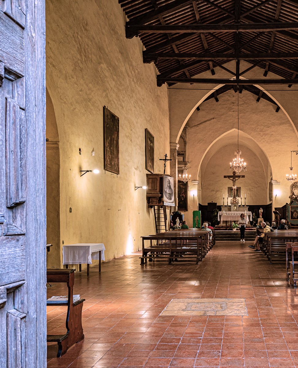 Alla scoperta di Scarlino: fra ricordi garibaldini e tesori scoperti per caso 9 Chiesa illuminata da diverse fonti luminose.