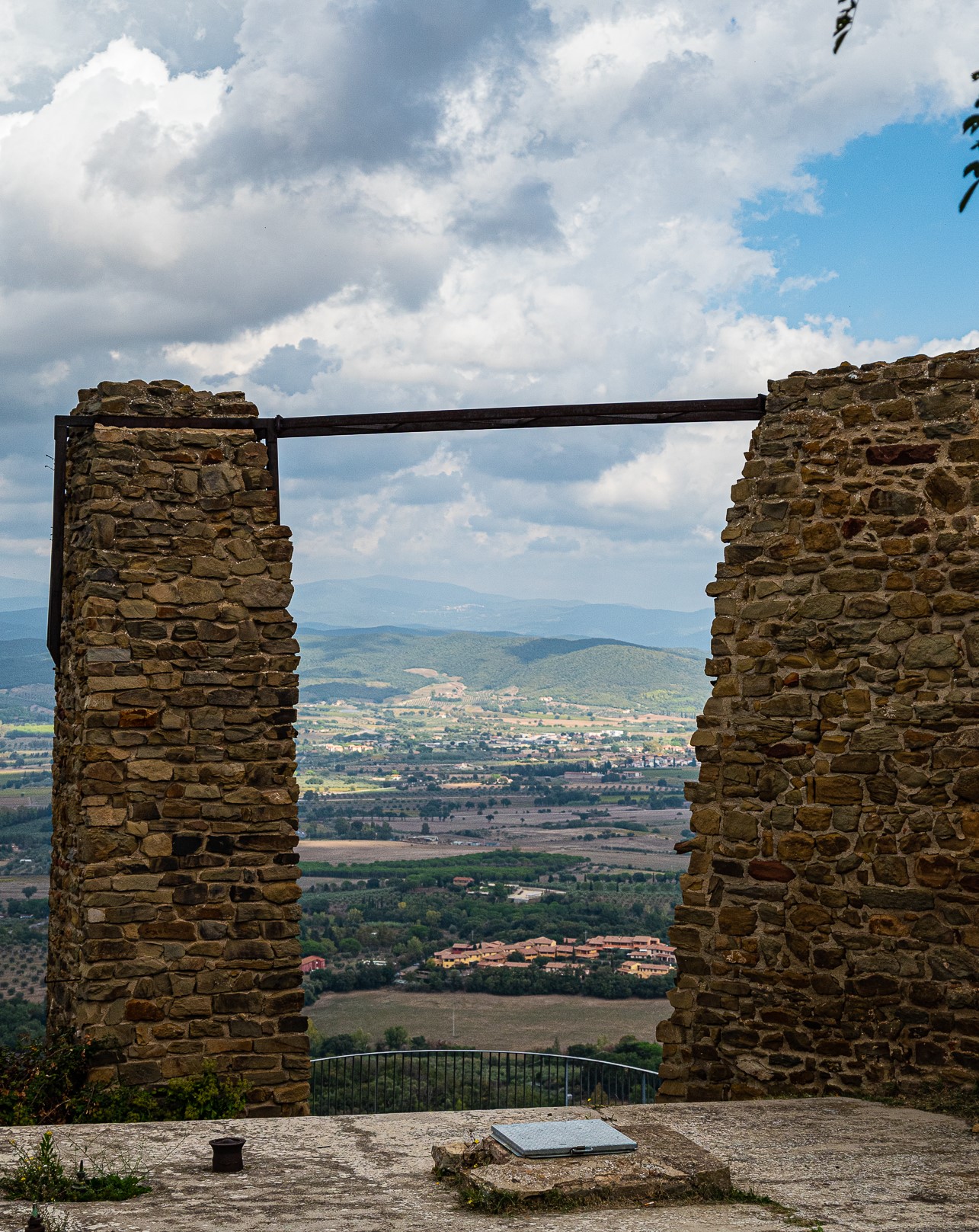 Alla scoperta di Scarlino: fra ricordi garibaldini e tesori scoperti per caso 2 Belvedere di Scarlino. Si osserva in lontananza il paesaggio mentre in primo piano due colonne di mattoni.