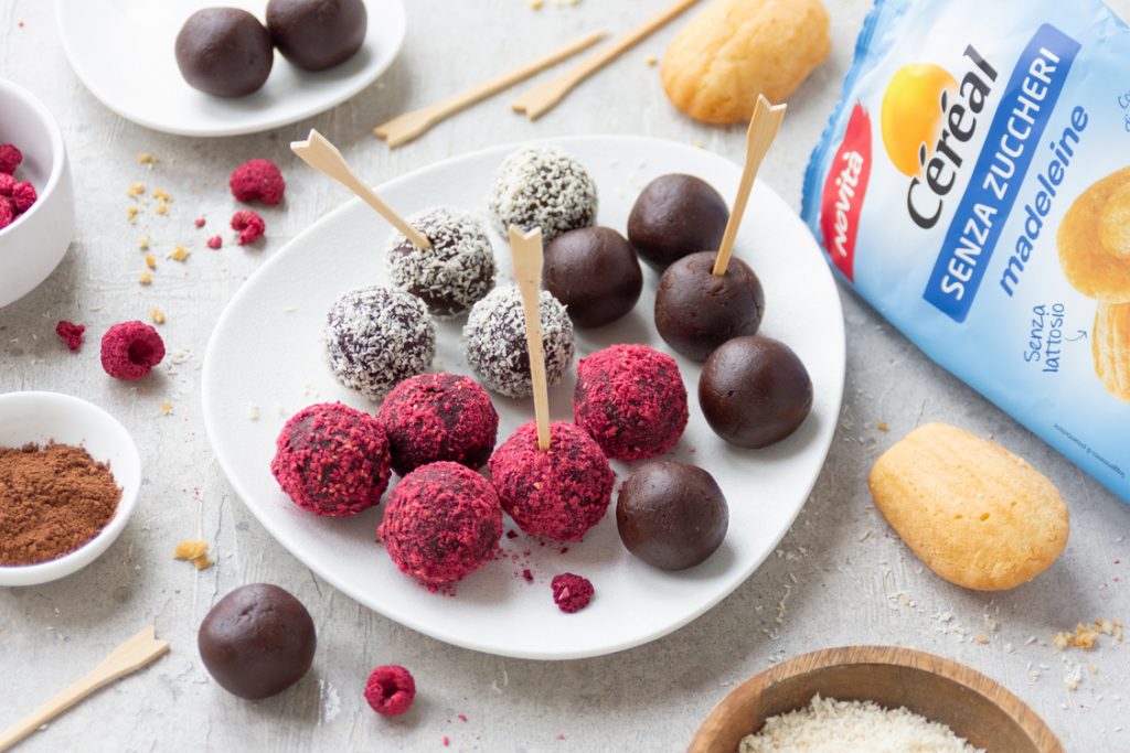 Cake pops senza zuccheri: un dolce sano e gustoso 6 piatto bianco con palline ai lamponi, al cioccolato e al cocco