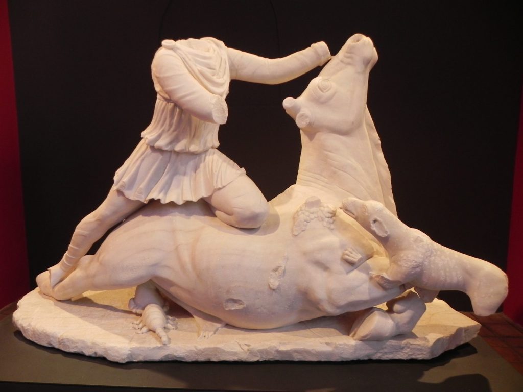 Alla scoperta di Tarquinia, scrigno etrusco nell'alto Lazio 10 statua di Mitra e il toro a Tarquinia