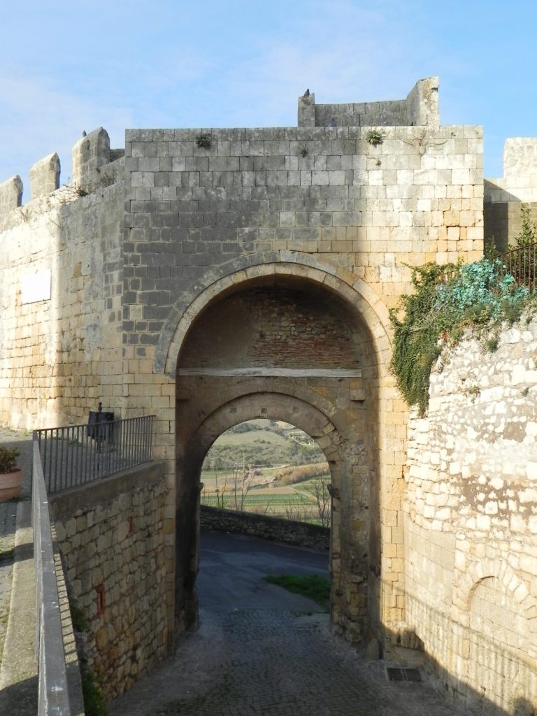 Alla scoperta di Tarquinia, scrigno etrusco nell'alto Lazio 7 la porta del castello di Tarquinia