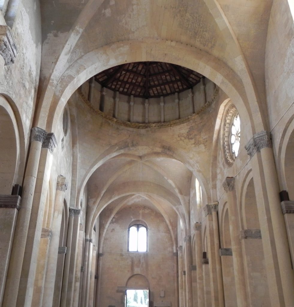 Alla scoperta di Tarquinia, scrigno etrusco nell'alto Lazio 4 grande navata di Santa Maria in Castello a Tarquinia