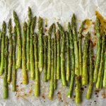 Asparagi al forno: contorno gustoso e semplice 1 su pellicola per forno asparagi al forno gratinati