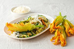 Pasta con fiori di zucca: un primo piatto delicato e gustoso
