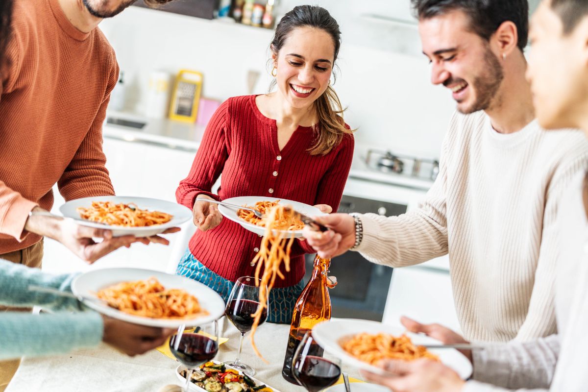 Cheat day: cosa sapere sul giorno libero a dieta 1 cheat day: dei ragazzi che fanno una spaghettata