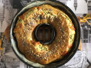 Ciambellone salato soffice con verdure e formaggio