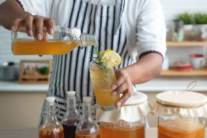 Come fare kombucha in casa: scopri la ricetta del t&egrave; nero fermentato